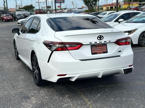 Ice Cap 2023 Toyota Camry SE
