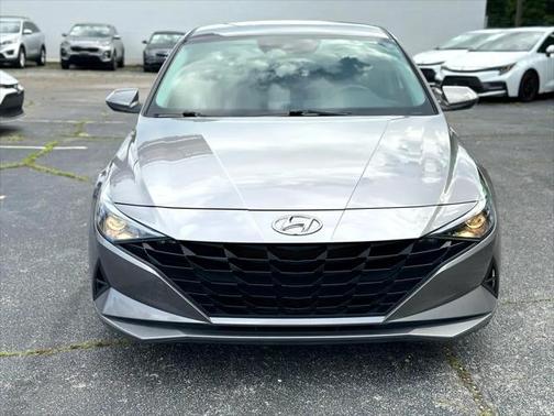 2022 Hyundai ELANTRA SE