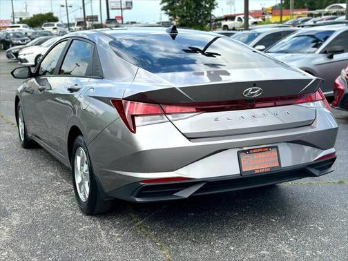 2022 Hyundai ELANTRA SE
