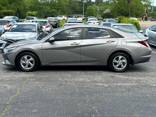 2022 Hyundai ELANTRA SE