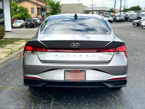 2022 Hyundai ELANTRA SE