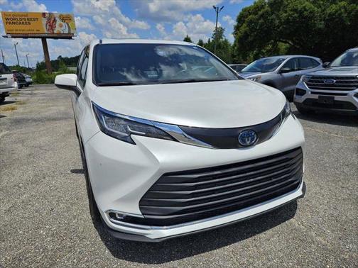 2022 Toyota Sienna XLE 8 Passenger