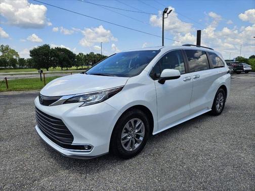 2022 Toyota Sienna XLE 8 Passenger