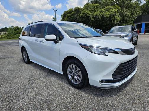 2022 Toyota Sienna XLE 8 Passenger