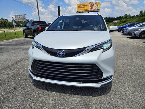 2022 Toyota Sienna XLE 8 Passenger