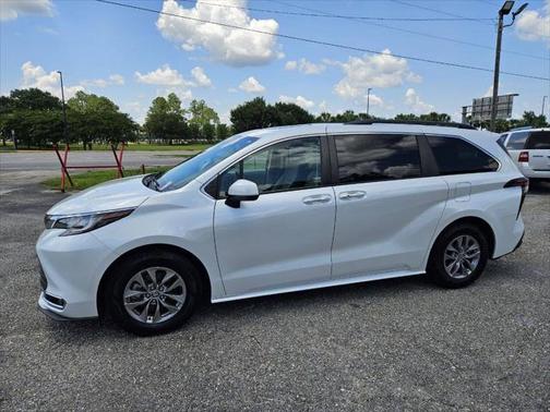 2022 Toyota Sienna XLE 8 Passenger