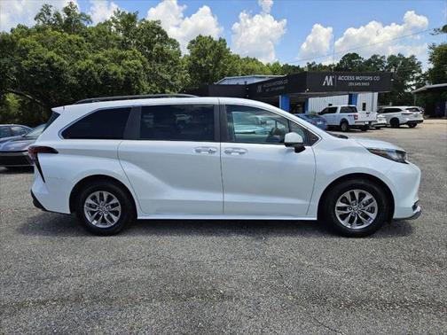 2022 Toyota Sienna XLE 8 Passenger