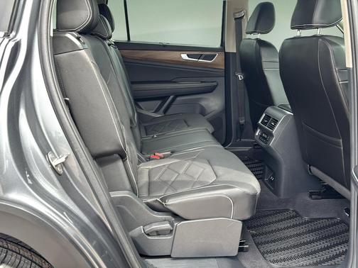 Platinum Gray Metallic 2024 Volkswagen Atlas 2.0T SE w/Technology