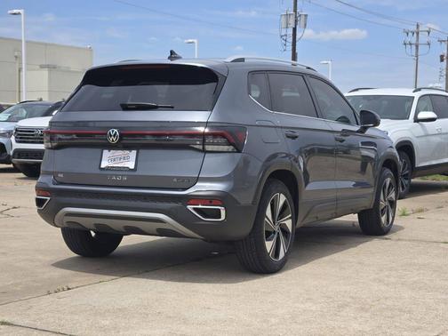 Platinum Gray Metallic 2025 Volkswagen Taos 1.5T SE