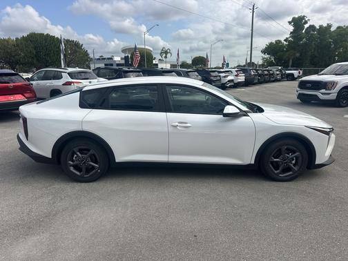Snow White Pearl 2026 Kia K4 LXS