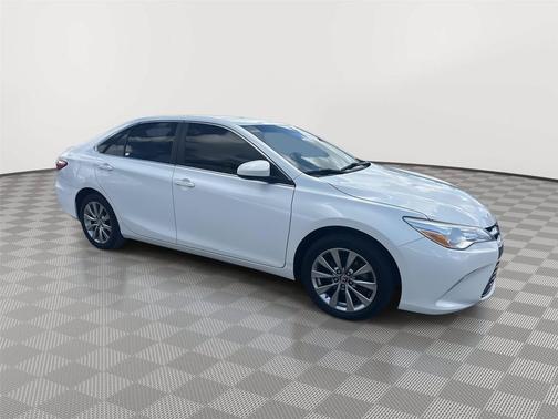 Blizzard Pearl 2017 Toyota Camry XLE