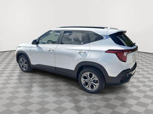 Snow White Pearl 2024 Kia Seltos S
