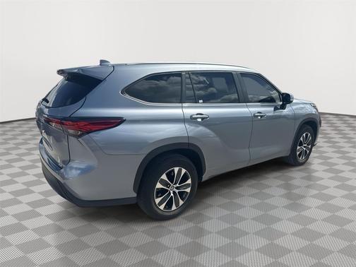 Moon Dust 2023 Toyota Highlander Platinum