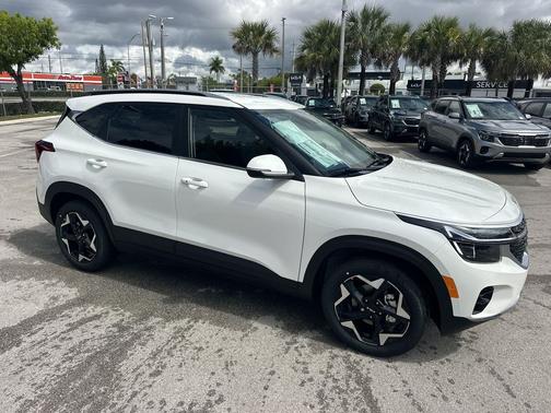 Snow White Pearl 2026 Kia Seltos EX