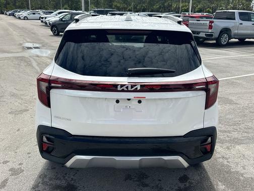 Snow White Pearl 2026 Kia Seltos EX