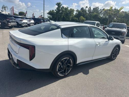Snow White Pearl 2026 Kia K4 GT-Line