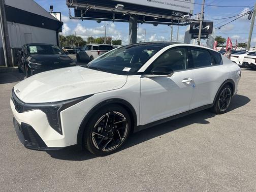 Snow White Pearl 2026 Kia K4 GT-Line