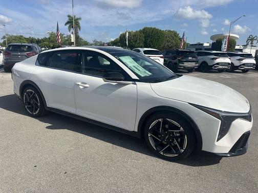 Snow White Pearl 2026 Kia K4 GT-Line
