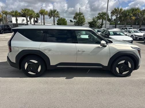 Ivory Silver 2026 Kia EV9 Wind