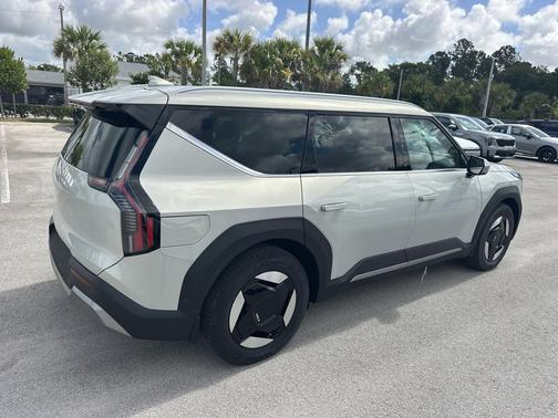 Ivory Silver 2026 Kia EV9 Wind