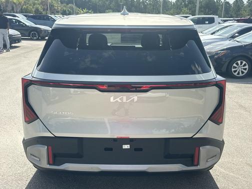 Ivory Silver 2027 Kia Seltos S