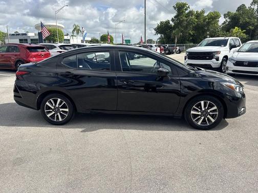 Super Black 2024 Nissan Versa 1.6 SV