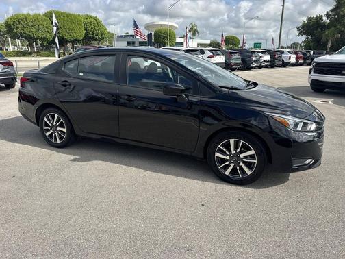 Super Black 2024 Nissan Versa 1.6 SV