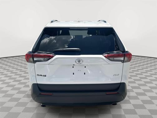Ice Cap 2024 Toyota RAV4 XLE
