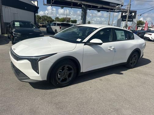 Snow White Pearl 2026 Kia K4 LXS