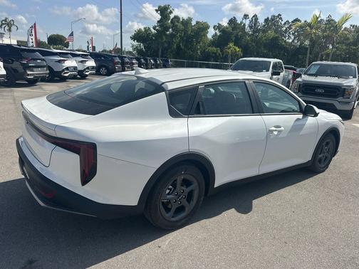 Snow White Pearl 2026 Kia K4 LXS