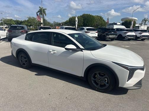 Snow White Pearl 2026 Kia K4 LXS