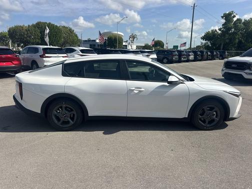 Snow White Pearl 2026 Kia K4 LXS