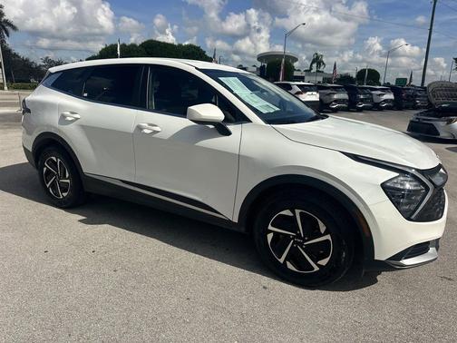 Snow White Pearl 2025 Kia Sportage Hybrid LX