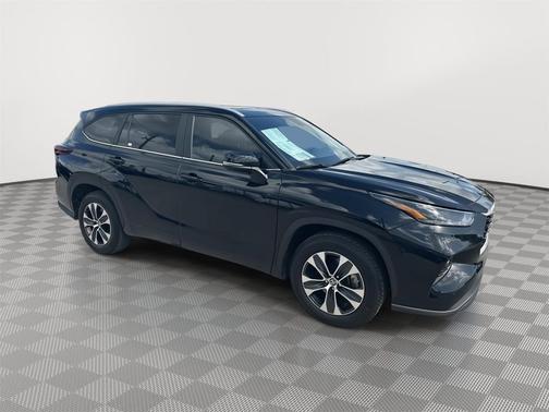 Midnight Black Metallic 2024 Toyota Highlander XLE