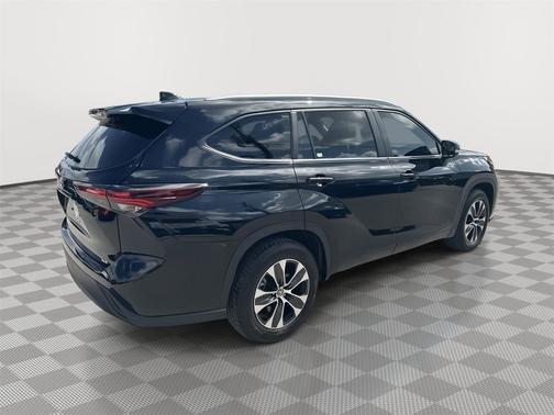 Midnight Black Metallic 2024 Toyota Highlander XLE