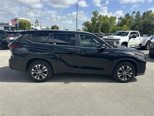 Midnight Black Metallic 2024 Toyota Highlander XLE