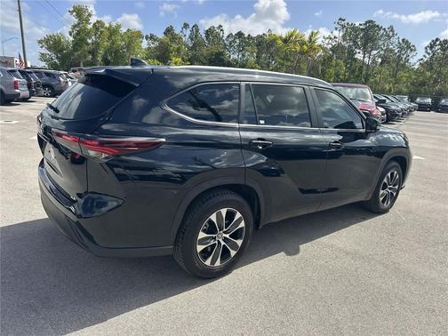 Midnight Black Metallic 2024 Toyota Highlander XLE