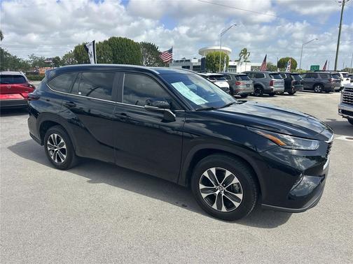 Midnight Black Metallic 2024 Toyota Highlander XLE