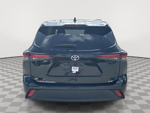 Midnight Black Metallic 2024 Toyota Highlander XLE