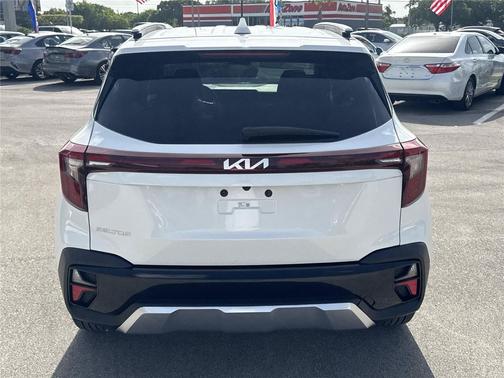 Snow White Pearl 2024 Kia Seltos EX
