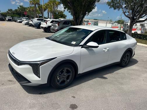 Snow White Pearl 2026 Kia K4 LXS