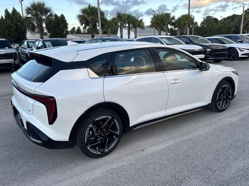 Snow White Pearl 2026 Kia K4 GT-Line
