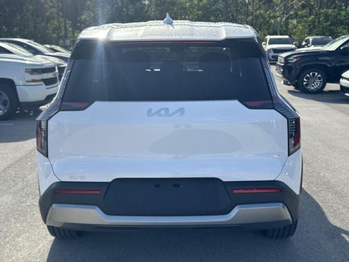 Glacial White Pearl 2026 Kia EV9 Light Long Range