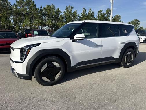Glacial White Pearl 2026 Kia EV9 Light Long Range
