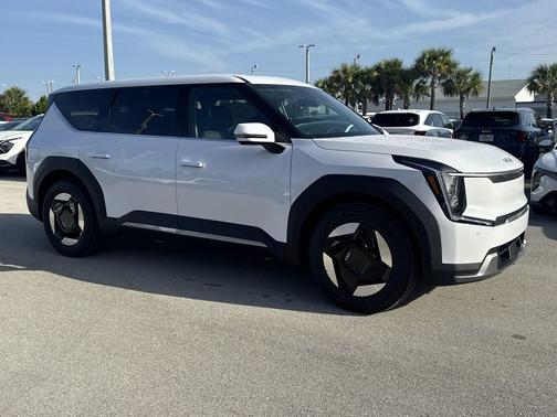 Glacial White Pearl 2026 Kia EV9 Light Long Range