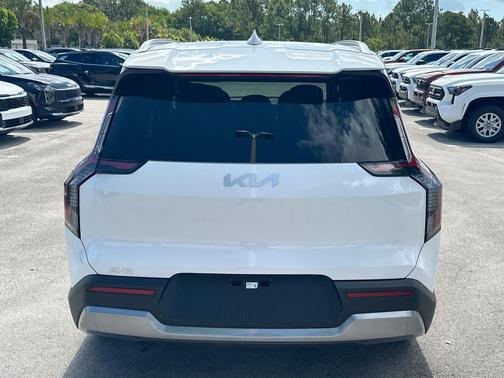 Glacial White Pearl 2026 Kia EV9 Wind