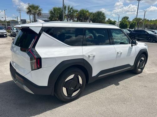 Glacial White Pearl 2026 Kia EV9 Wind