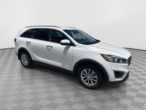 Snow White Pearl 2017 Kia Sorento LX