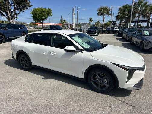 Snow White Pearl 2026 Kia K4 LXS