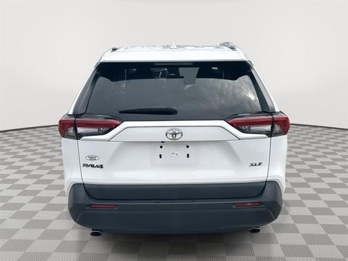 Ice Cap 2024 Toyota RAV4 XLE